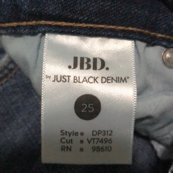 New! Fitted skinny distressed jeans. - Picture 5 of 5